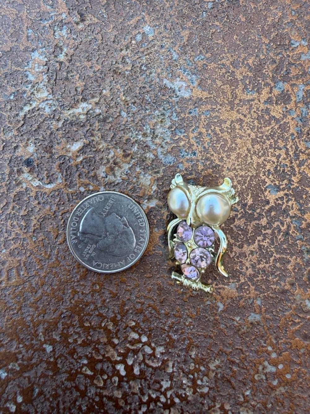 Vintage Owl Gold-tone brooch featuring pearl-like eyes and purple rhinestones - Picture 3 of 4